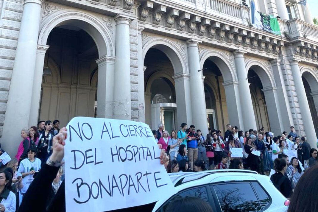La diputada bonaerense del Frente de Izquierda, Laura Cano, presentó un proyecto para rechazar los despidos y vaciamiento del Hospital Bonaparte.