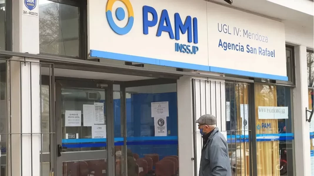 En medio de la ola de despidos en el área de Salud, más de 50 trabajadores de PAMI no pudieron ingresar a sus puestos.