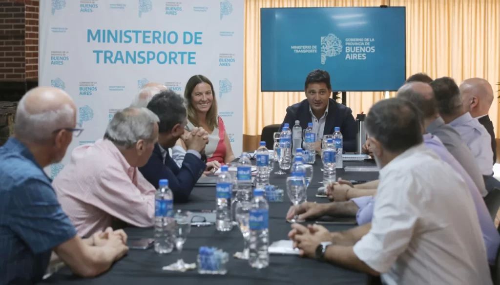 Tarifas de colectivos: el subsecretario de Transporte Terrestre, Damián Contreras, y la subsecretaria de Articulación Interjurisdiccional del Transporte, Valeria Arata fueron parte del encuentro.