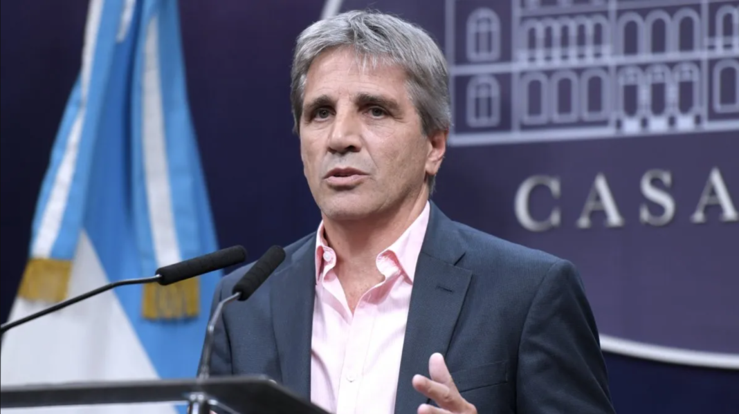 Luis Caputo anunció que el Gobierno nacional bajará las retenciones a las exportaciones, a una semana del encuentro con la Mesa de Enlace.