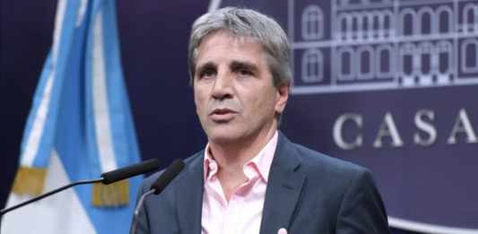 Luis Caputo anunció que el Gobierno nacional bajará las retenciones a las exportaciones, a una semana del encuentro con la Mesa de Enlace.