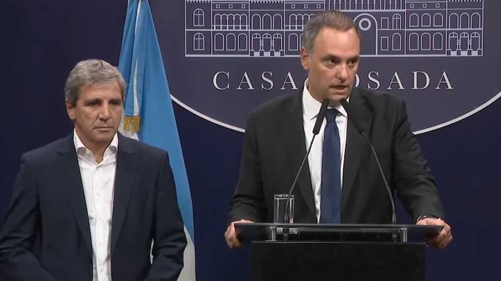 El vocero presidencia, Manuel Adorni y el ministro de Economía, Luis Caputo.