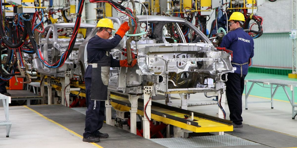 El Ministerio de Economía, a cargo de Luis Caputo, analiza reducir los impuestos a la industria automotriz.