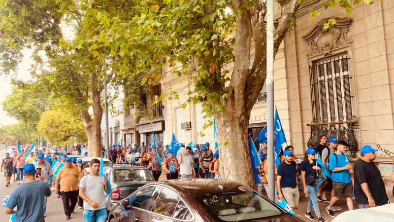 Afiliados de UATRE encabezaron una multitudinaria movilización frente a su obra social, ante la crisis que atraviesa la mutual.
