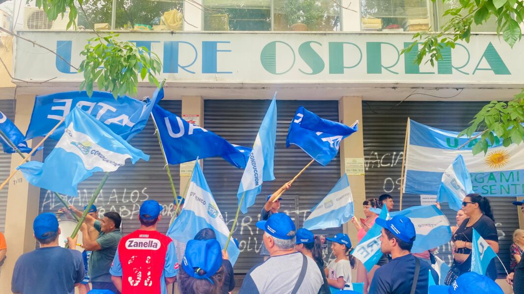 Afiliados de UATRE encabezaron una multitudinaria movilización frente a su obra social, ante la crisis que atraviesa la mutual.
