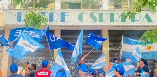 Afiliados de UATRE encabezaron una multitudinaria movilización frente a su obra social, ante la crisis que atraviesa la mutual.