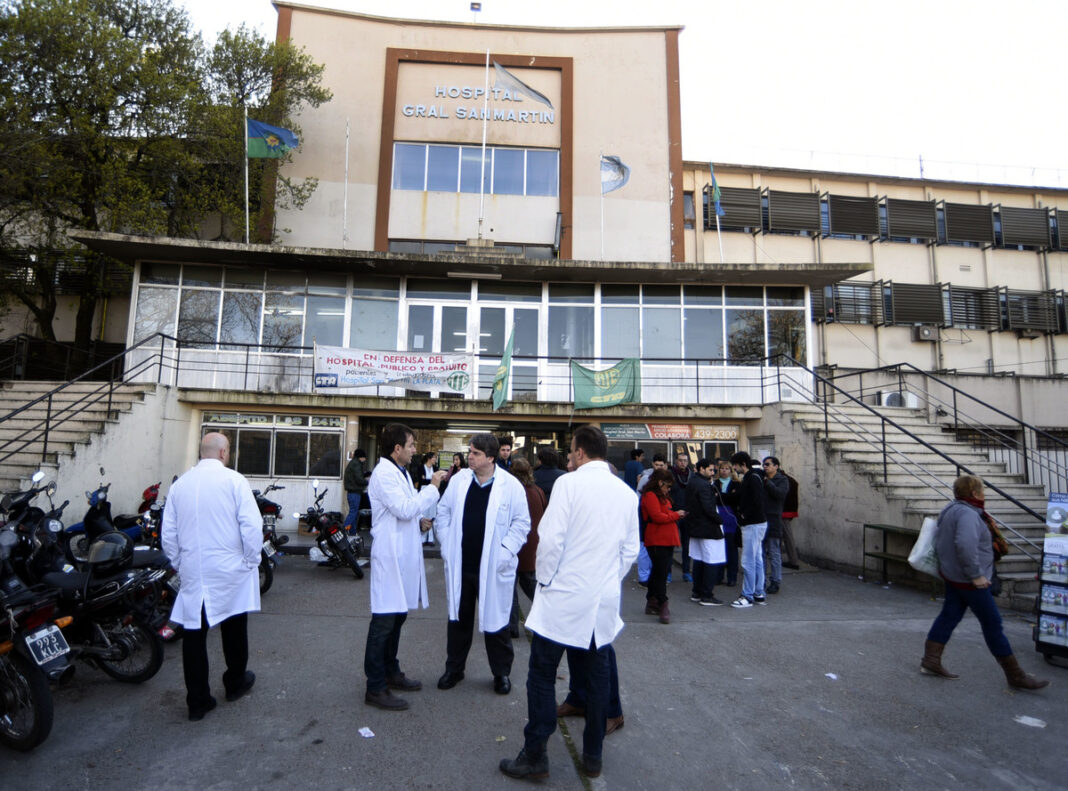 El Colegio de Médicos bonaerenses enviaron una carta al ministro Javier Alonso en el que alertaron por los casos de violencia y robos a empleados del sector.
