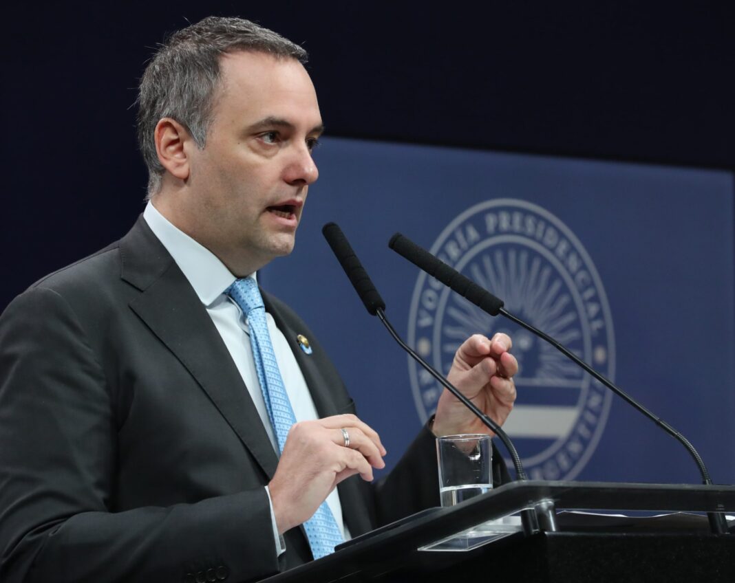 En su habitual conferencia de prensa, el vocero presidencial, Manuel Adorni, adelantó este jueves que el nuevo acuerdo con el FMI se firmará antes de mayo.
