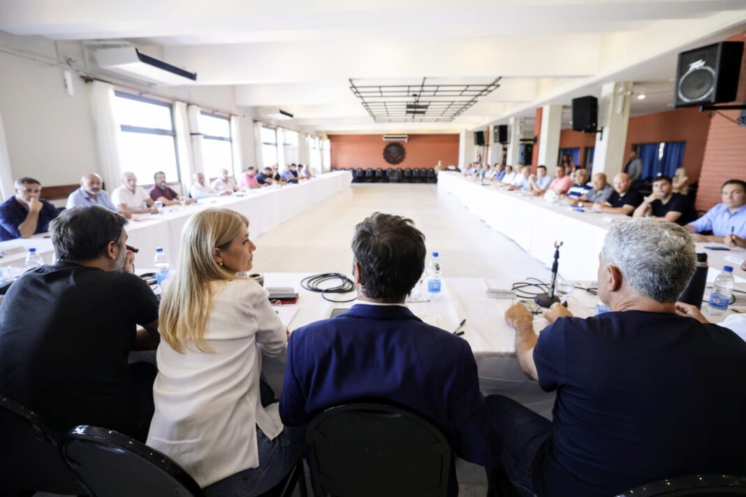 Con vistas a las elecciones 2025, Kicillof trazó en Villa Gesell la hoja de ruta de su gestión y recibió una serie de pedidos de los 35 intendentes presentes.