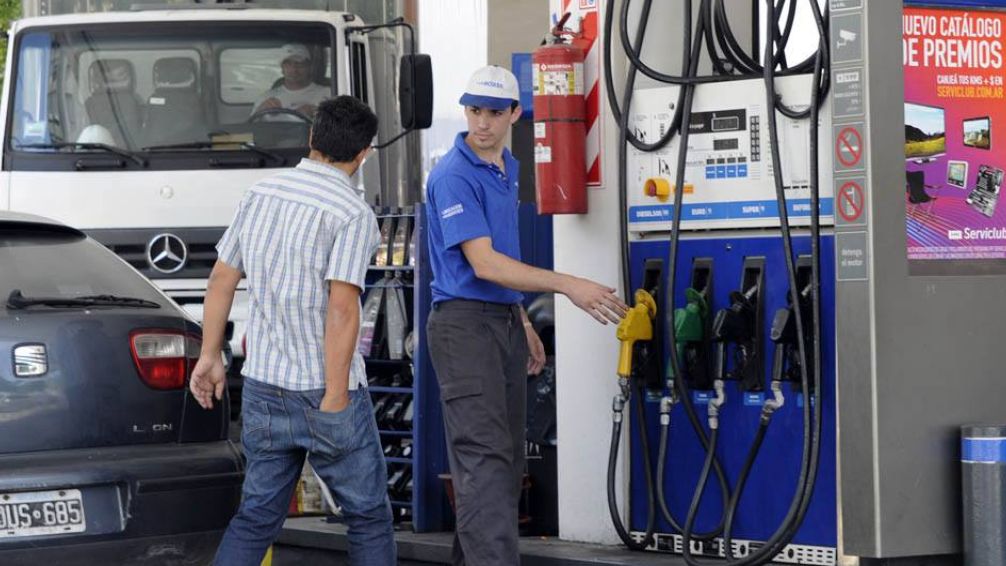 Los sindicatos expresaron su preocupación por los efectos de la medida y señalaron que el autodespacho de combustibles podría poner en riesgo 70.000 puestos de trabajo.