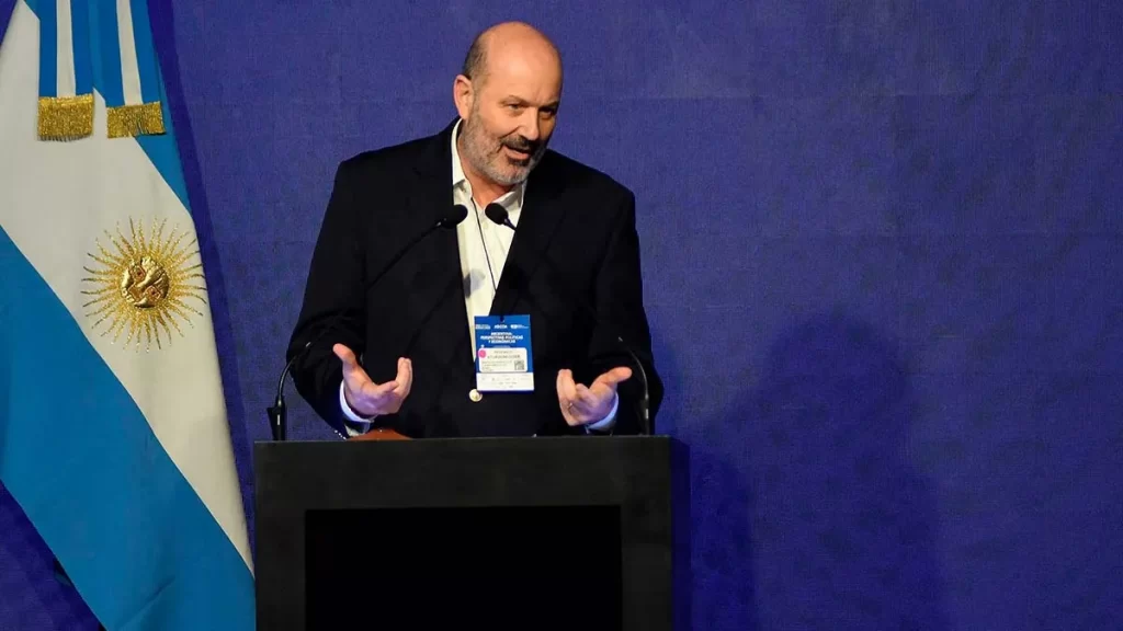 En diciembre pasado, durante una reunión con empresarios, el ministro de Desregulación y Transformación del Estado, Federico Sturzenegger confirmó que el decreto ya estaba en marcha.