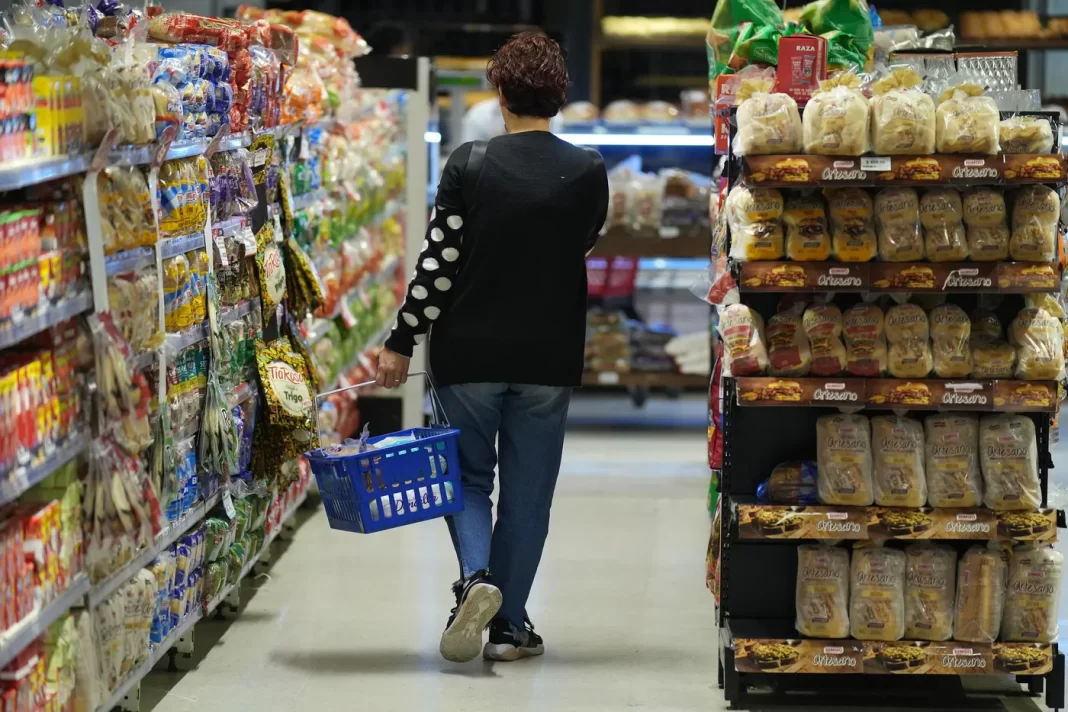 A dos semanas de conocer la inflación de enero, las consultoras que siguen el alza semanal de los precios estiman que el número será menor a diciembre.