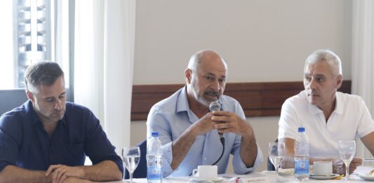 El intendente de Ensenada, Mario Secco, justificó el desdoblamiento de las elecciones y las reelecciones indefinidas.