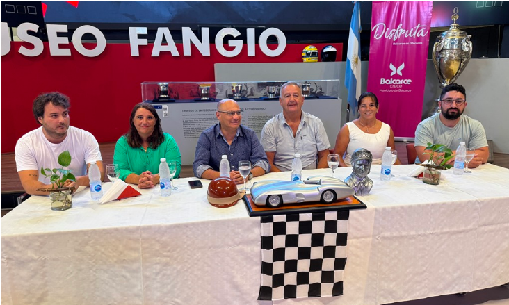 El intendente de Balcarce, Esteban Reino, encabezó la conferencia en la que detallaron las actividades de la Fiesta del Automovilismo.