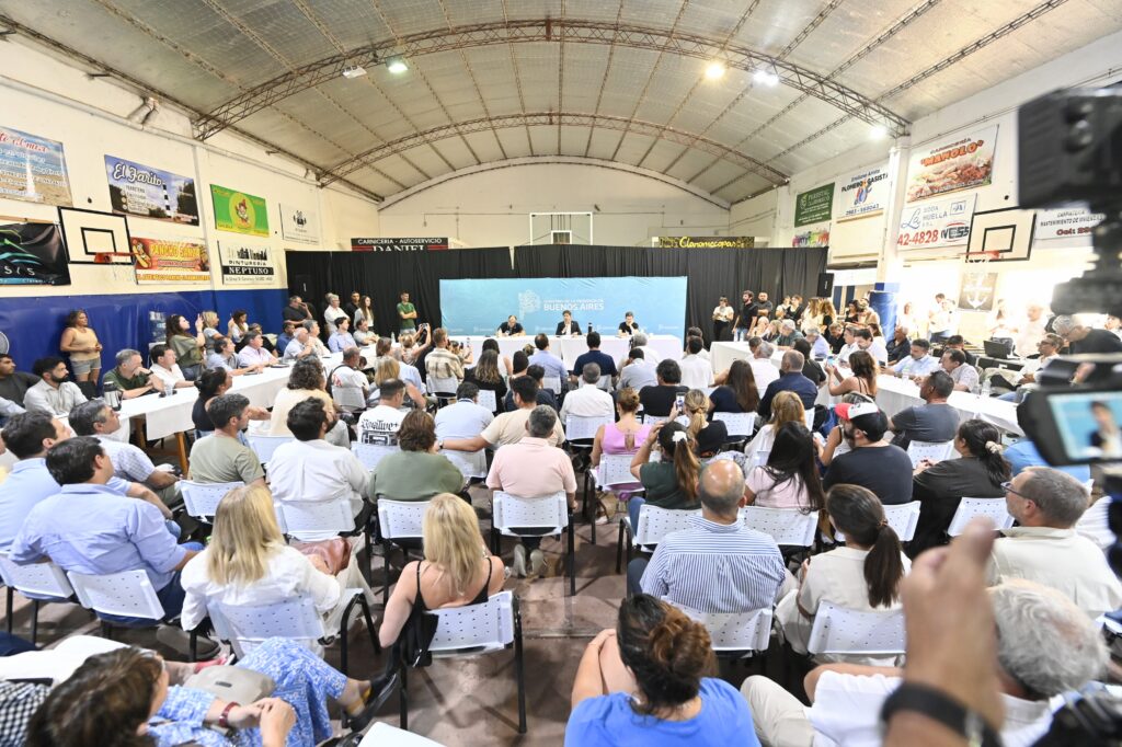 Axel Kicillof encabezó  una reunión con representantes del sector productivo de Tres Arroyos y firmó de un acta de cooperación con el CFI.