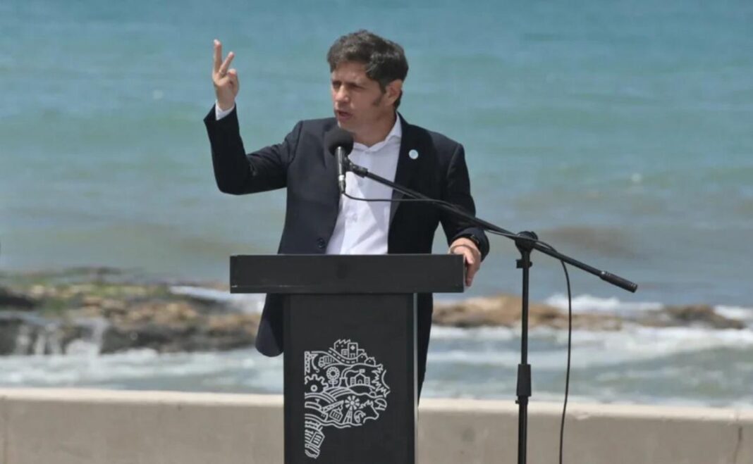 Axel Kicillof en Coronel Rosales volvió a arremeter contra Javier Milei y anunció que participará de la marcha de este sábado.
