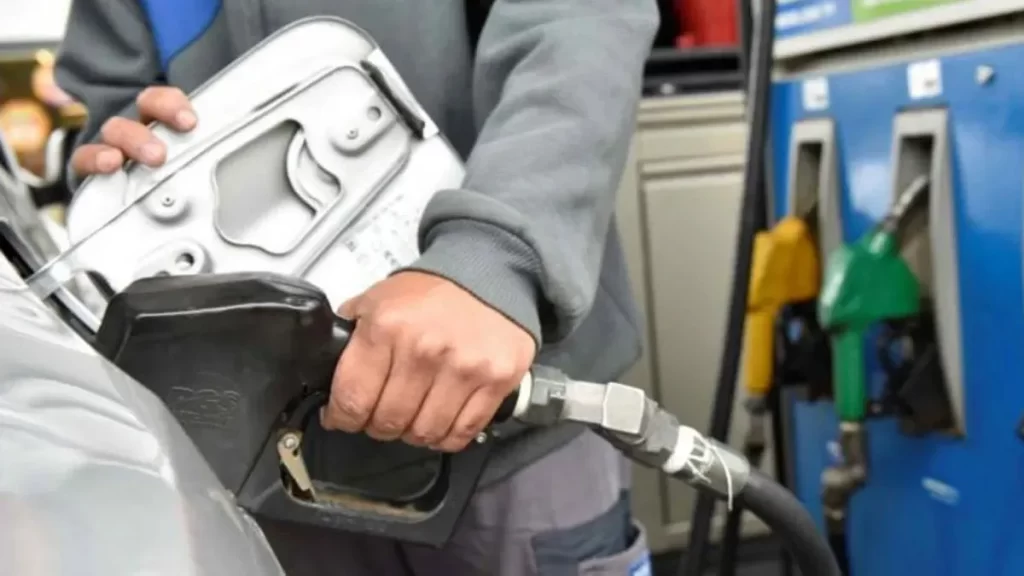 Los combustibles también podrían sufrir una nueva suba, ya que YPF podría ajustar los precios debido al aumento del barril de petróleo en los mercados internacionales.