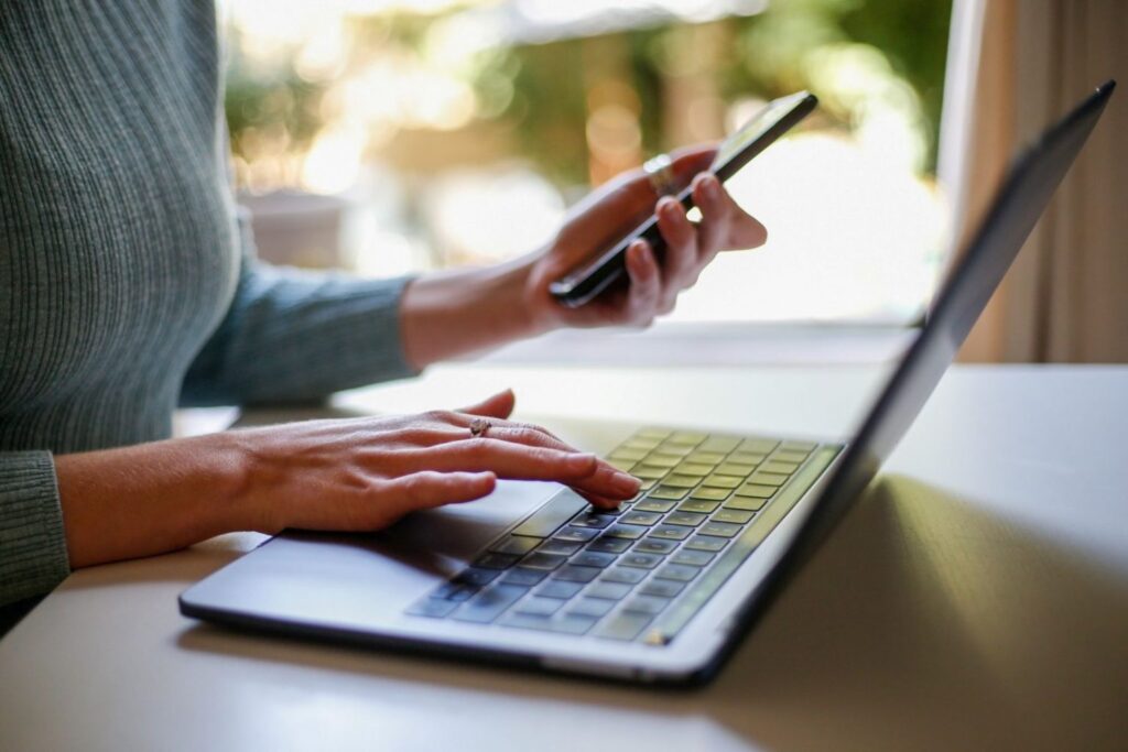 Las empresas del sector de telecomunicaciones (internet, cable y telefonía móvil) aplicarán un nuevo ajuste en los precios, que variará entre el 2,9% y el 3,6%,