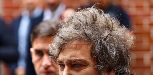 Milei creó una condecoración en homenaje al repartidor asesinado en Moreno y culpó a Kicillof por la inseguridad en la Provincia.