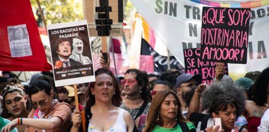 Miles de personas salen este sábado a la calle en rechazó a los dichos homofóbicos del presidente Javier Milei.