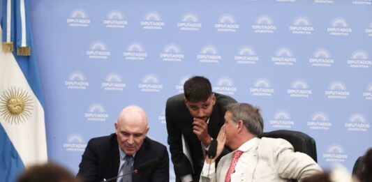 El oficialismo avanza con la suspensión de las PASO tras conseguir las 58 firmas necesarias, con el apoyo clave de los gobernadores peronistas.