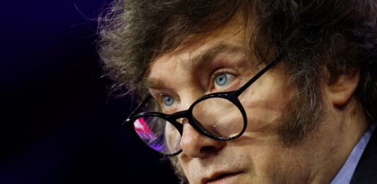 El Gobierno de Javier Milei modificó la Ley de Identidad de Género, restringiendo los tratamientos de cambio de sexo y el cambio de documentos para menores de 18 años.