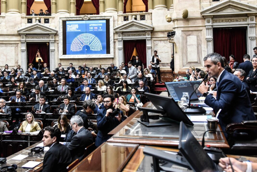 Con votación dividida y tensiones, el oficialismo logró darle media sanción a la suspensión de las PASO. Enterate todos los detalles de una sesión maratónica.