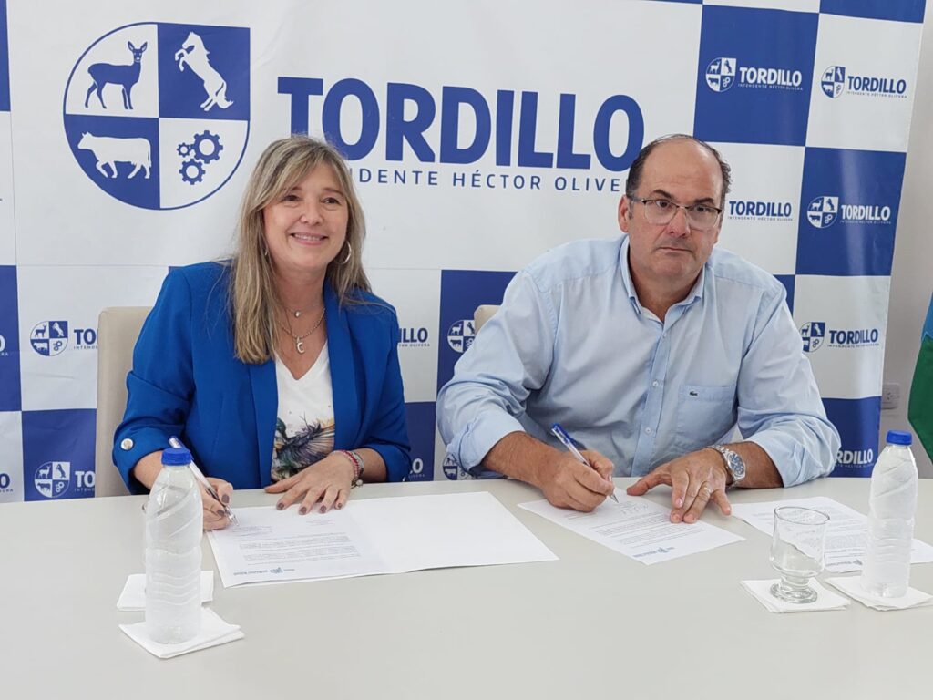 La jefa de Asesores del Gobernador, Cristina Álvarez Rodríguez, y el intendente de Tordillo, Héctor Olivera.