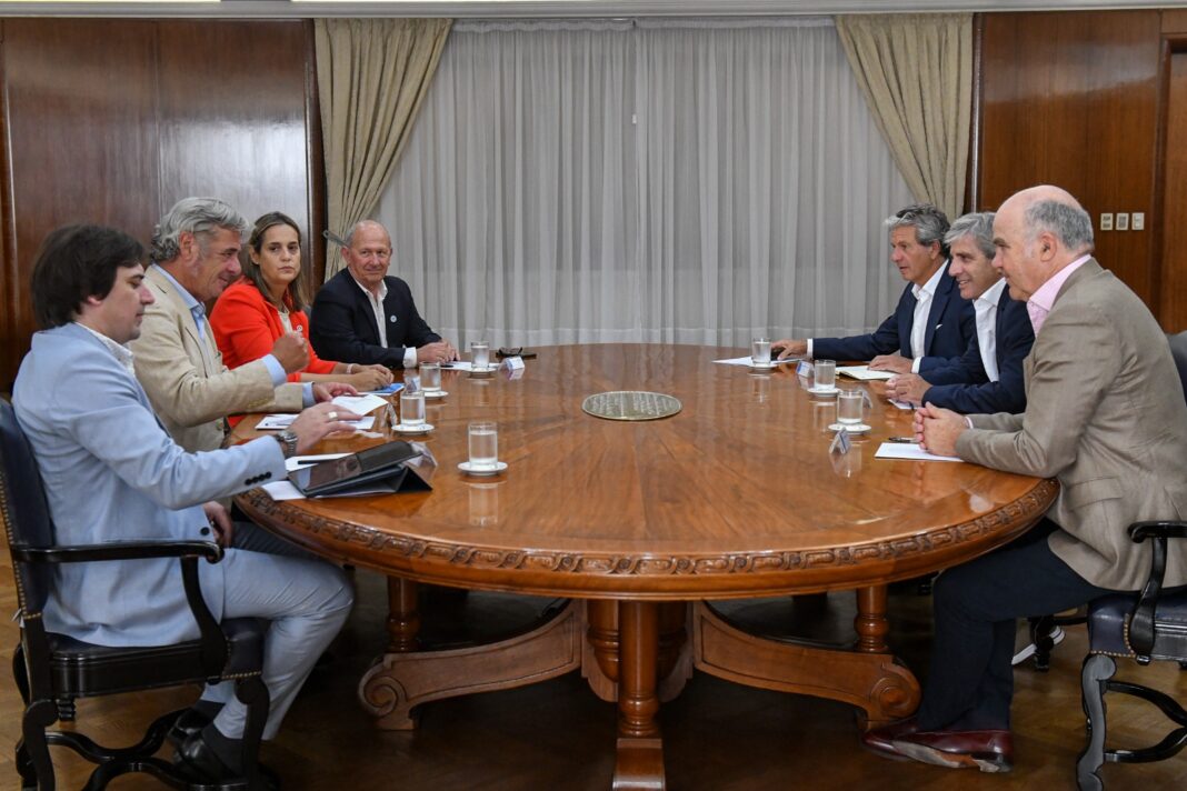 Caputo recibió al titular de la CONINAGRO y representantes de la Mesa de Enlace para hablar de la baja temporal de retenciones al campo.