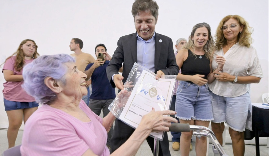 Villarino: el gobernador Kicillof junto a una de las beneficiarias del programa provincial "Mi Escritura, Mi Casa".