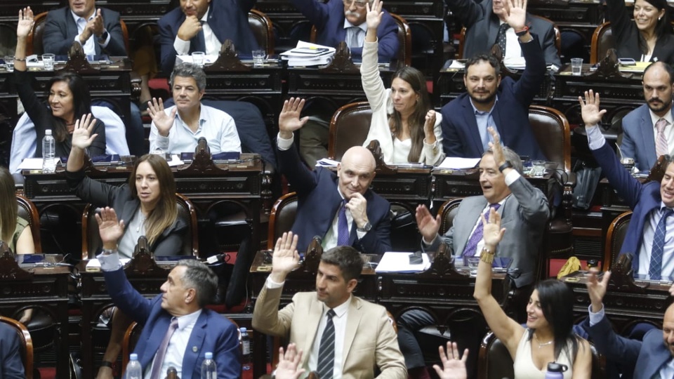 El proyecto original buscaba eliminar las PASO de manera definitiva, pero el Gobierno debió moderar su propuesta para conseguir los votos necesarios.