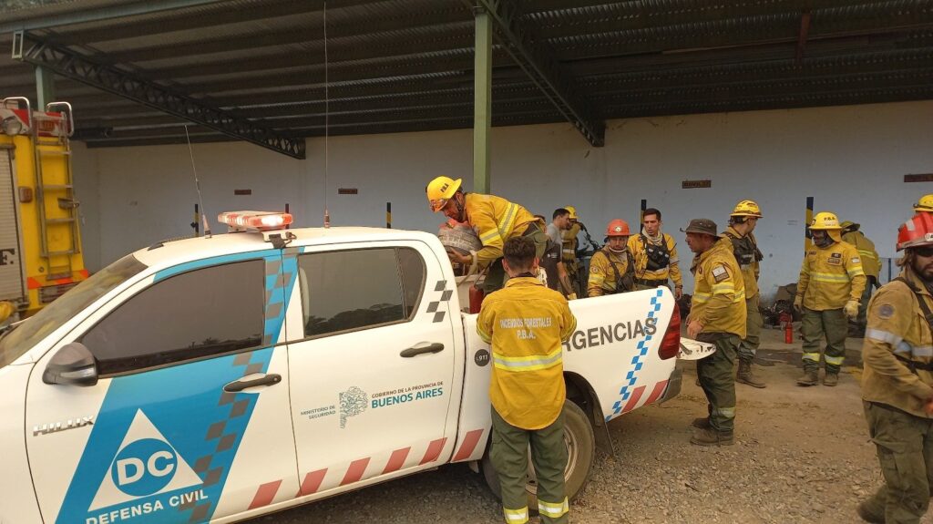El director de Defensa Civil bonaerense describió los incendios como "de comportamiento extremo" y detalló que ya afectó 120 viviendas y provocó una víctima fatal.