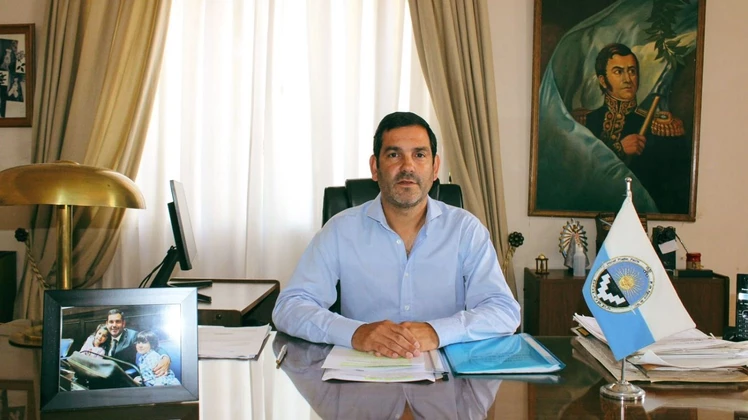 La nueva administración de Unión por la Patria (UP), a cargo de Juan Pablo García, descubrió una licitación irregular para asfaltar una calle que ya había sido pavimentada.