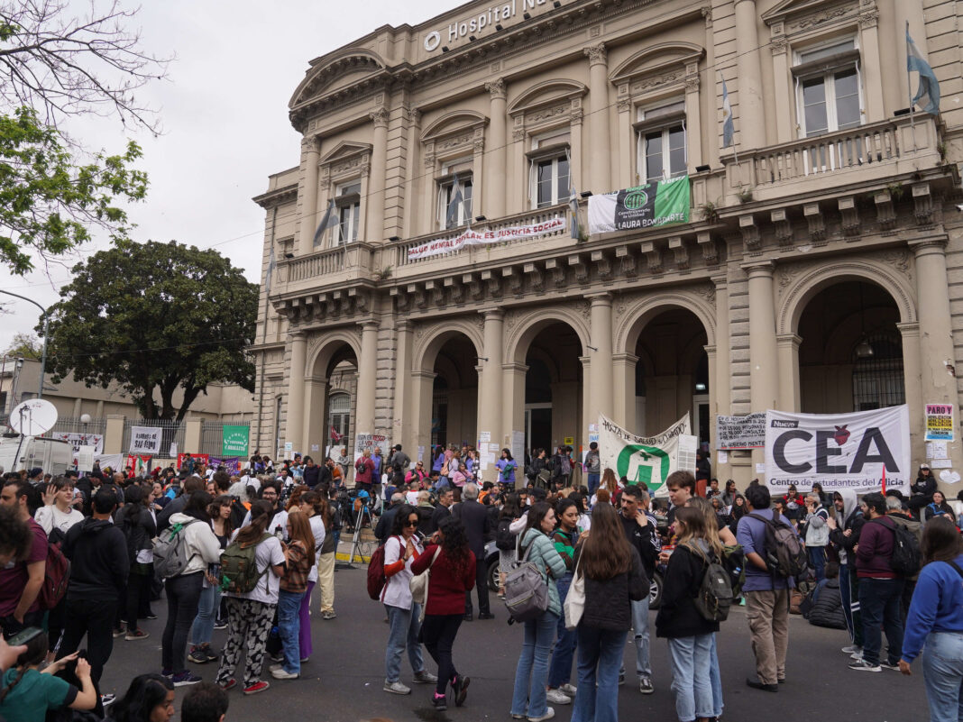 Los trabajadores del Hospital Bonaparte, convocan a participar este lunes a las 17 horas del Foro en defensa del nosocomio.