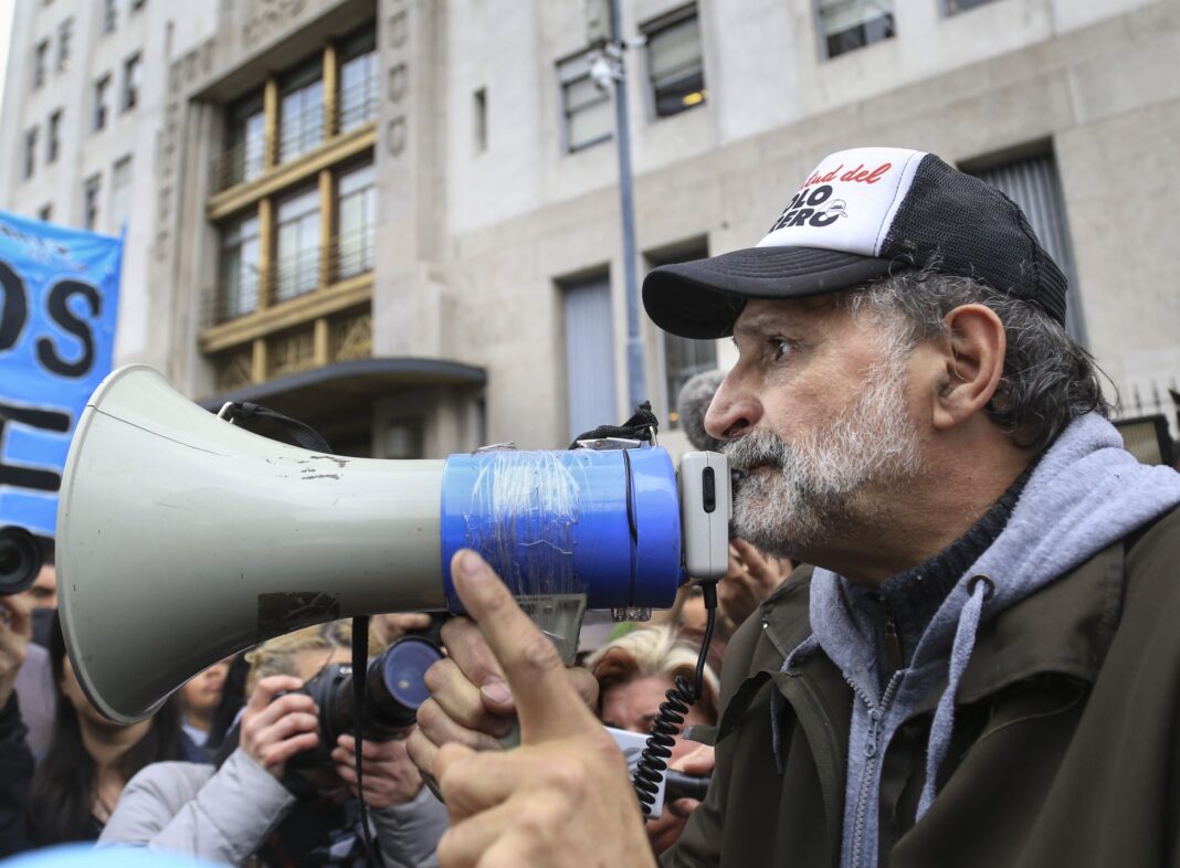 El jefe del Polo Obrero, Eduardo Belliboni, podría enfrentar un juicio oral por presunta extorsión a beneficiarios del programa Potenciar Trabajo.