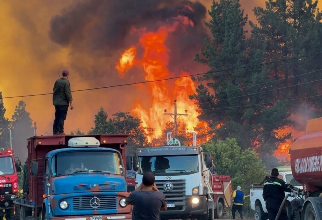 El incendio de El Bolsón ya arrasó unas 3.400 hectáreas.