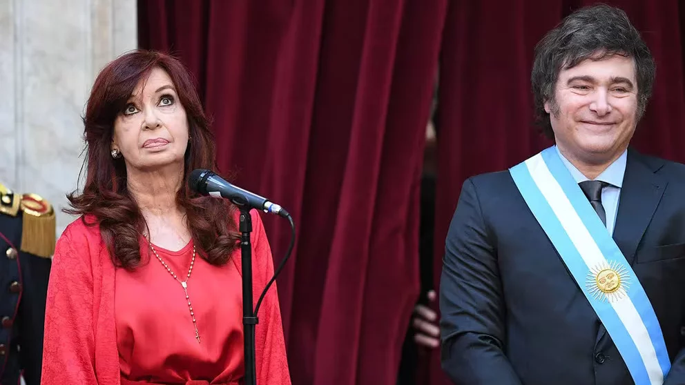 Según Cristina Kirchner, Milei interviene en el mercado financiero para mantener el tipo de cambio estable a costa de un fuerte ajuste en jubilaciones, educación, salud y transferencias a las provincias.