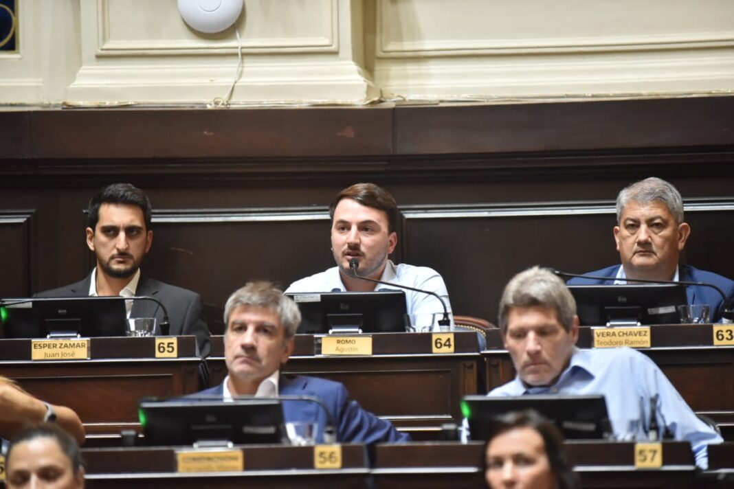 El diputado bonaerense de La Libertad Avanza, Agustín Romo, salió con los tapones de punta a cruzar a la oposición que criticaron el DNU que amplia las facultades de la SIDE.