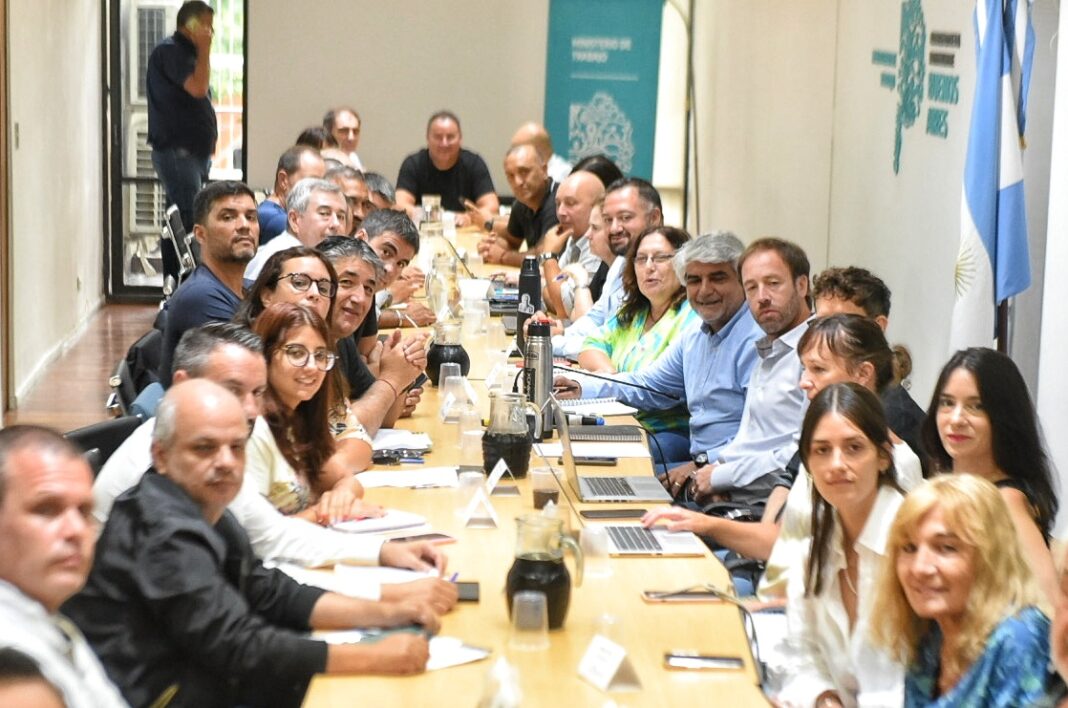 Docentes y estatales bonaerenses aceptaron la oferta del 9% de las paritarias que hizo el Gobierno de la provincia de Buenos Aires.