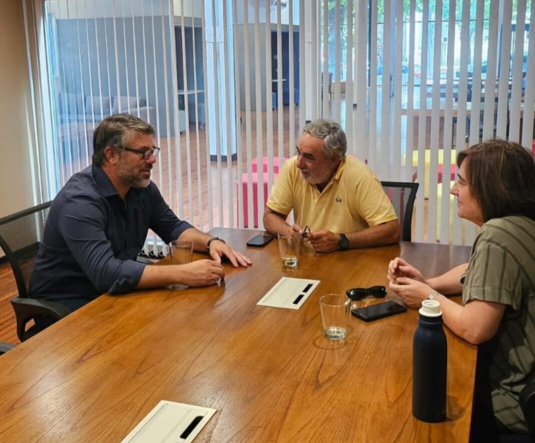 El presidente de la UCR bonaerense, Miguel Fernández, y su vice, Elsa Llenderrozas, se reunieron con el único intendente de la Tercera.