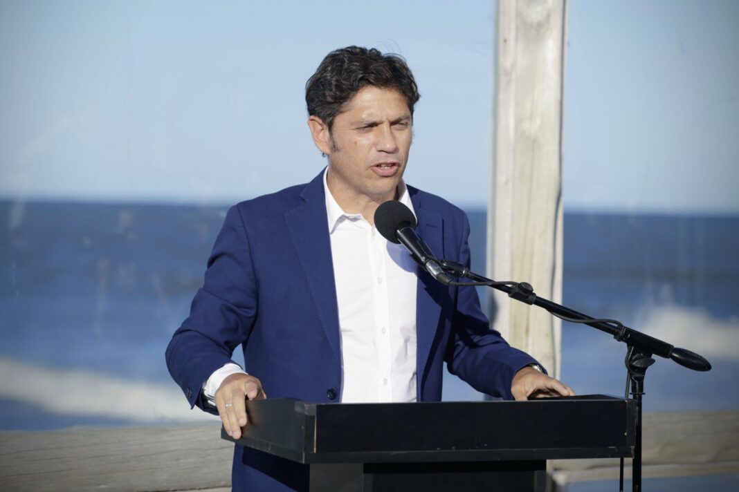 Kicillof y Adorni protagonizaron un cruce en redes sociales por la caída del turismo en la costa bonaerense.