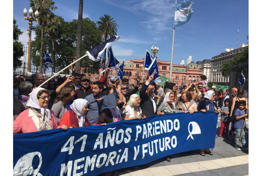 Madres de Plaza de Mayo, sindicatos y militantes se vuelven a reunir en la Marcha de la Resistencia y en defensa de la memoria.
