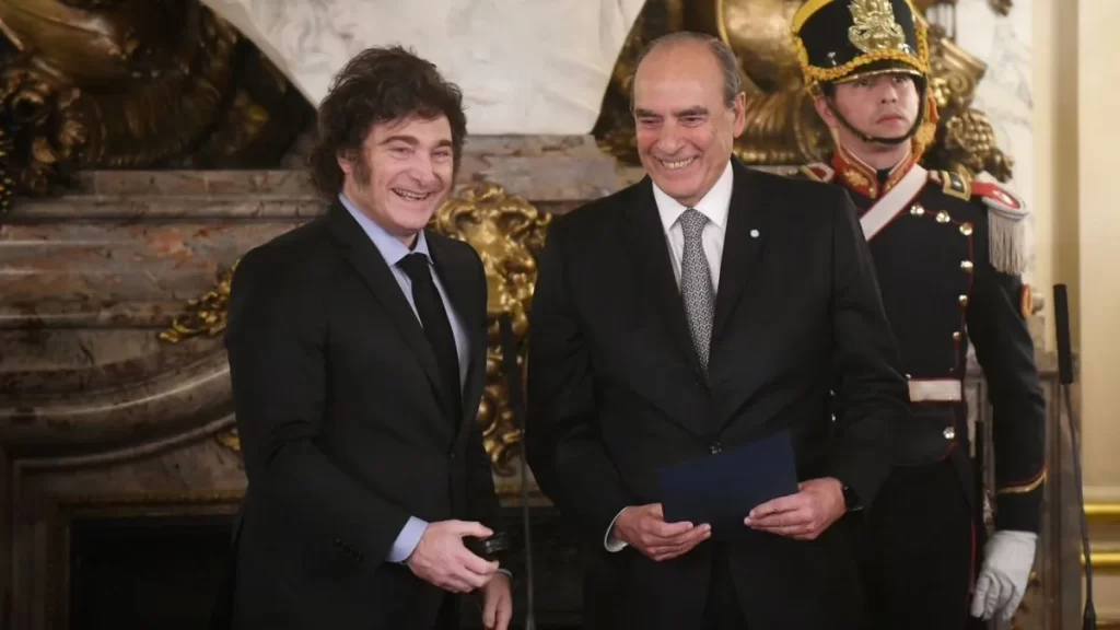 Luego de la baja de tres nuevos funcionarios en una semana, Francos respaldó los cambios en el gabinete de Milei.