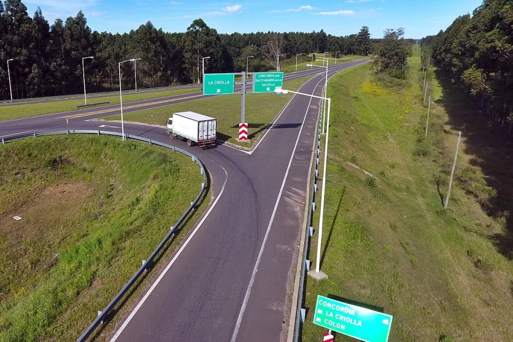 Uno de los primeros pasos en este proceso será la licitación de la conocida "ruta del Mercosur", que abarca unos 670 kilómetros de extensión y que ha sido operada por la empresa CRUSA los últimos 30 años.