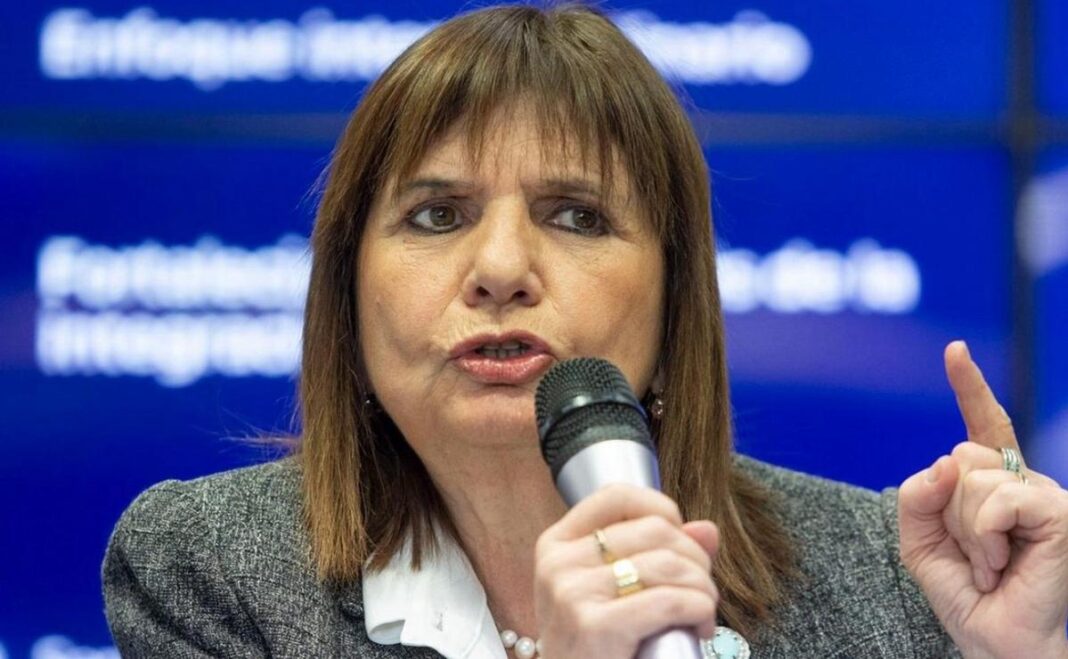 La ministra de Seguridad, Patricia Bullrich, volvió a amenazar a quienes participen de la marcha de jubilados, a quienes calificó de barrabravas.