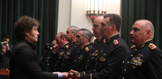 El presidente Javier Milei le ordenó al Senado de la Nación que comience con el trámite para ascender a 15 militares familiares de represores.