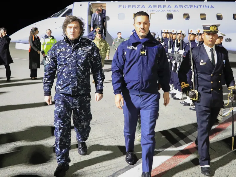 Javier Milei junto a su ministro de Defensa de la Nación, Luis Petri.