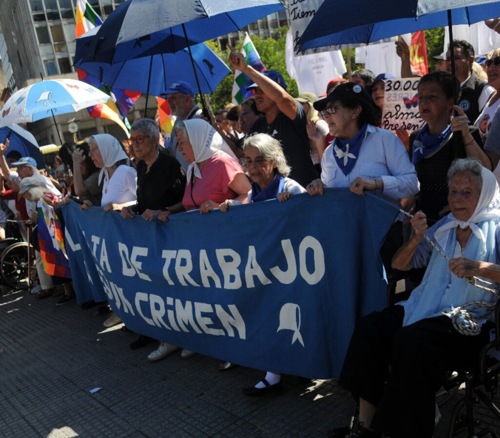 Organizaciones de DDHH realizan una Marcha de la Resistencia contra Milei.