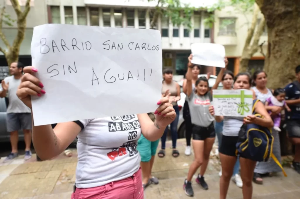 Una protesta contra ABSA en la ciudad de La Plata, por la falta de agua potable. 