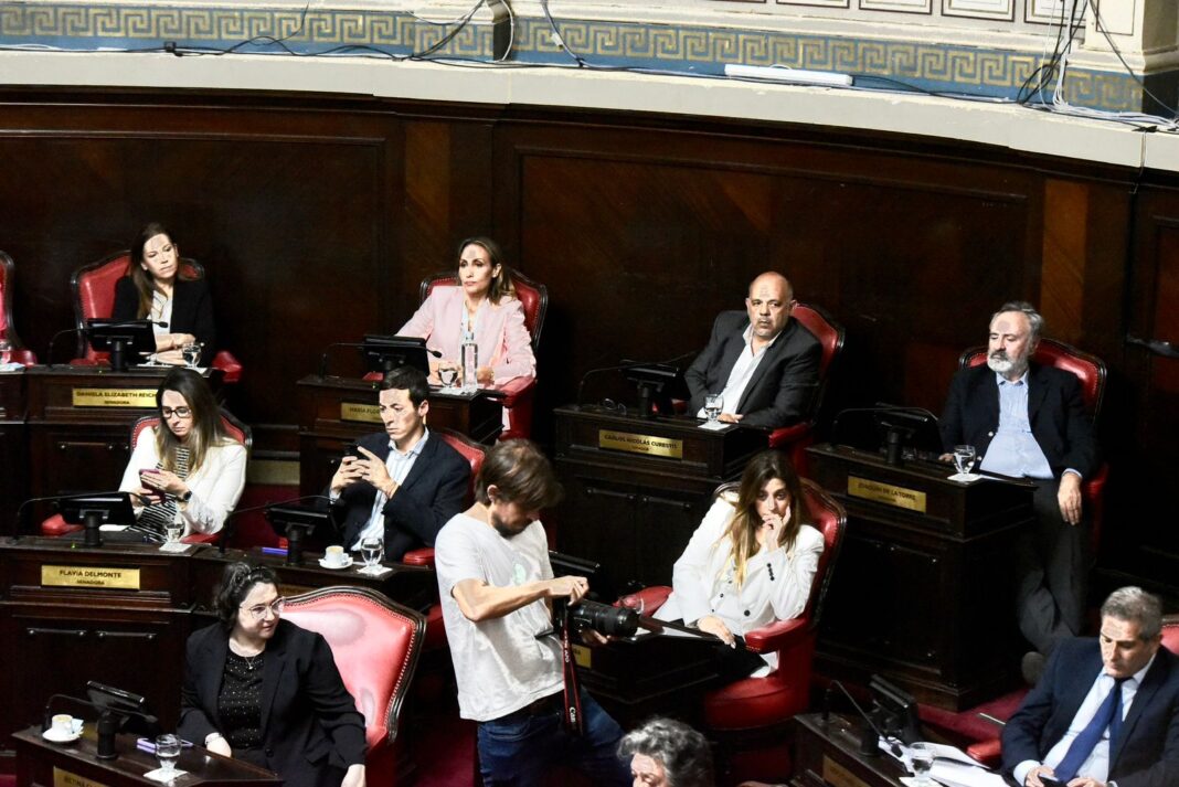 Los senadores bonaerenses salieron a denunciar que el criptogate es montaje de un “show político” para desacreditar a Javier Milei.